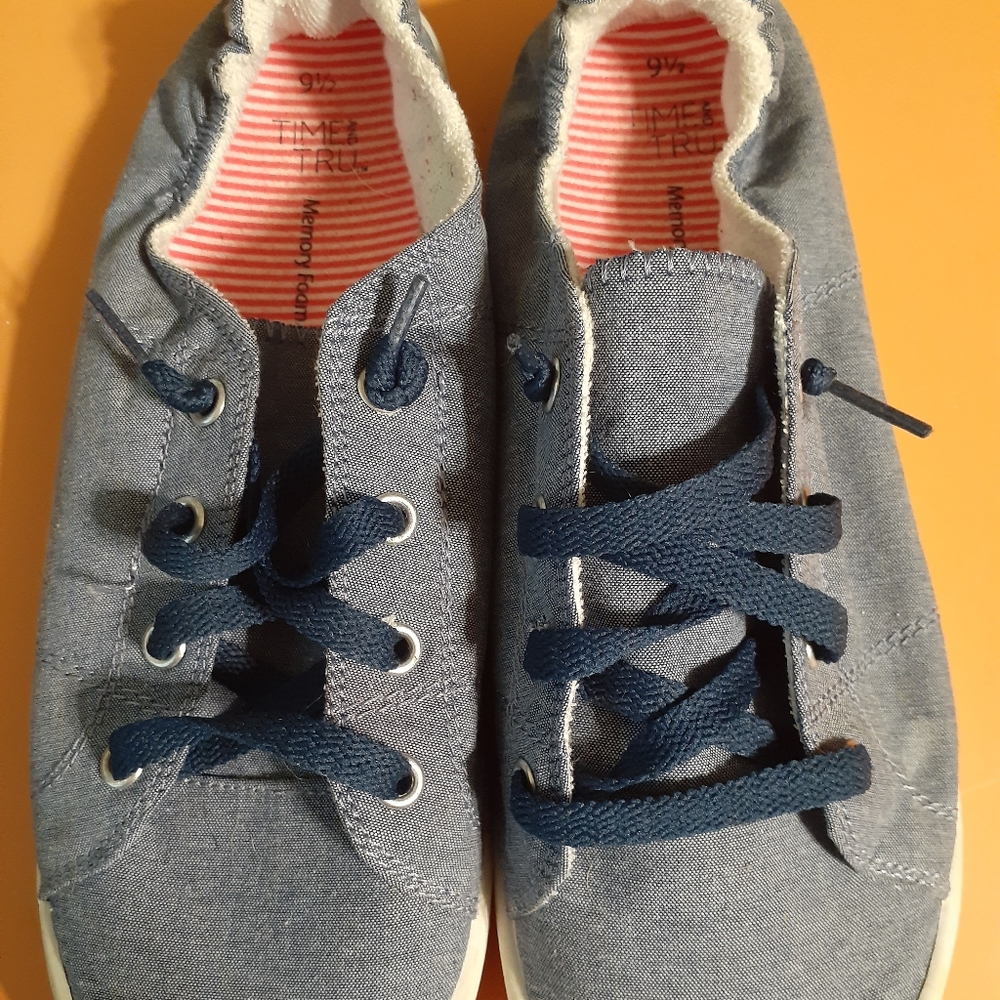 Ladies gym shoes